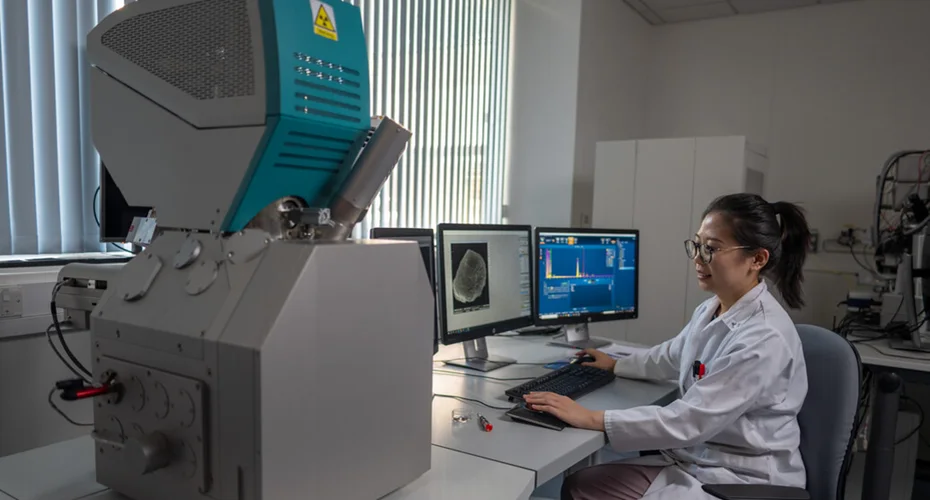 Scanning Electron Microscope (SEM) and Energy Dispersive Spectrometer (EDS) equipment within the Imaging Suite in the Harrison Building.